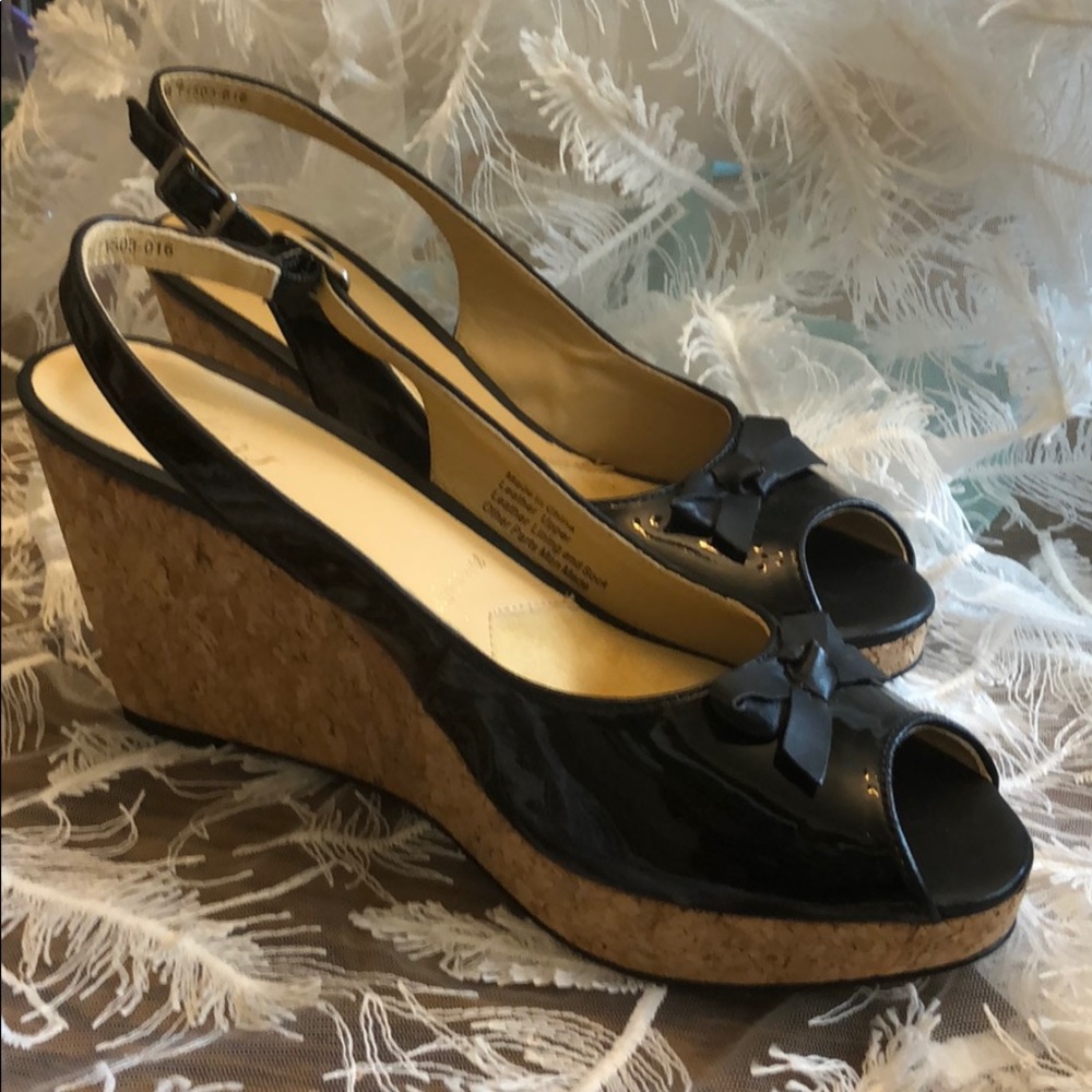 Trotters sandals platform 9.5 patent leather cork